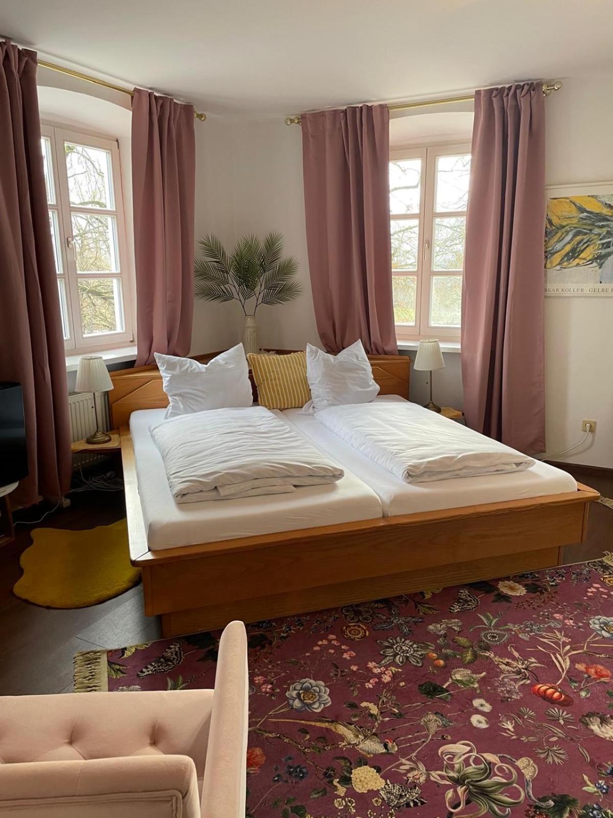 Il Castello Hotel Haiming Екстериор снимка